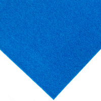 Nahaufnahme eines blauen Nadelvlies-Teppichs mit grüner Unterseite und Noppen. Text und Symbole heben hervor: extra weicher Nadelvlies mit 1450 Gramm pro Quadratmeter, schnelle Trocknung durch hohe Wasserdurchlässigkeit, kein Nässestau dank Noppen, Dicke 8 Millimeter, Material besteht aus 60 Prozent Polypropylen und 40 Prozent Polyester.
