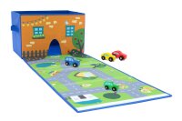 Bunte Spielbox mit ausklappbarer Spielfläche, die eine Straße und Grünflächen zeigt. Die Box ist wie ein Haus gestaltet, vor dem verschiedene Spielszenen abgebildet sind. Auf der Straße stehen drei kleine Spielzeugautos in Blau, Gelb und Grün, ein rotes Auto steht daneben.