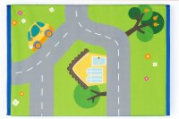 Bunte, kindliche Illustration einer Straßenszene von oben: Auf einer grau gezeichneten, abzweigenden Straße fährt ein gelbes Auto. Daneben steht ein gelbes Haus mit vielen Fenstern, grüne Bäume und bunte Blumen auf einer grünen Wiese sind um das Haus verteilt.