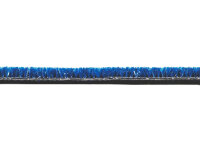 Nahaufnahme einer blauen Kunstrasenfläche, die diagonal von der linken oberen Ecke zur rechten unteren Ecke verläuft, mit deutlich sichtbarer faseriger Struktur auf weißem Hintergrund.