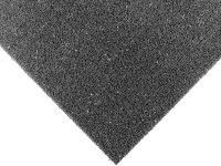 Nahaufnahme einer künstlichen Kunstrasenmatte mit 7 Millimeter Florhöhe. Beschriftungen heben hochwertige Qualität, kein Nässestau dank Drainage und Material aus 100 Prozent Polypropylen hervor.