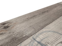 Eine Frau spielt lachend mit zwei kleinen Mädchen barfuß auf einem hellen Holzboden in einem Wohnzimmer, während im Hintergrund ein Mann zuschaut; darüber steht der Schriftzug „Trittschalldämmung und angenehmer Laufkomfort“.