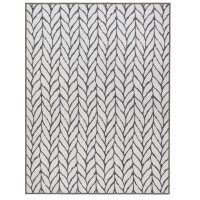 Rechteckiger Teppich mit einem Muster aus grauen, sich wiederholenden Fischgrät- bzw. Zopfmusterlinien auf hellem Untergrund. Das Design erinnert an eng aneinander liegende Blätter oder ein Strickmuster.