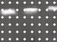 Mehrere Muster und Farben von Vinylbodenbelägen fächerförmig angeordnet, daneben eine Nahaufnahme eines dunkelgrauen Bodens mit weißen quadratischen Mustern an den Schnittpunkten. Links unten steht der Text „Große Dekorauswahl, Bis 30m Länge, Made in Europe“ auf beigefarbenem Hintergrund mit EU-Siegel.