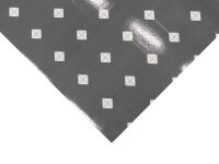 Dunkler, glänzender Bodenbelag mit quadratischem Muster. Die großen, dunkelgrauen Fliesen sind diagonal angeordnet, an den Ecken stoßen kleinere, weiße Quadrate mit einem feinen Kreuz darin aneinander.