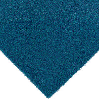 Nahaufnahme einer eckigen, blauen Kunststoffmatte mit rauer, strukturiert wirkender Oberfläche vor weißem Hintergrund.