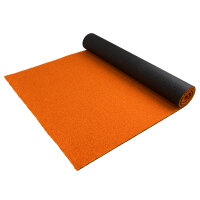 Eine teilweise ausgerollte, orangefarbene Matte mit einer schwarzen Rückseite und einem Etikett, auf dem „Erhältlich in 2 Breiten“ steht. Im Vordergrund zeigt ein Kreis die Seitenansicht der Matte mit einer Höhe von 12 Millimetern, dargestellt durch einen Pfeil und die Zahl „12 mm“.