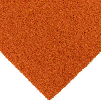 Nahaufnahme einer orangefarbenen Teppichoberfläche mit dichter, strukturierter Faser, diagonal im Bild angeordnet, Hintergrund weiß.