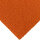 Nahaufnahme einer orangefarbenen Teppichoberfläche mit dichter, strukturierter Faser, diagonal im Bild angeordnet, Hintergrund weiß.