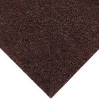 Ein Stück Teppich mit brauner Oberseite und grauer, mit grünen Noppen versehener Unterseite. Texte und Symbole beschreiben die Produkteigenschaften: extra weicher Nadelfilz mit 850 g/m², schnelle Trocknung durch hohe Wasserdurchlässigkeit, kein Nässestau dank Noppen, Material aus 85 % Polyester und 15 % Polypropylen sowie eine Stärke von 5 mm.