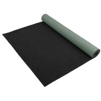 Schwarze Teppichunterlage, teilweise ausgerollt, mit grün gefärbter Rückseite und Beschriftung auf der Rolle „Erhältlich in 3 Breiten“. Im Bildvordergrund ein rundes Detailfenster mit einem Querschnitt der Unterlage, daneben ein Symbol mit der Angabe „5 mm“.