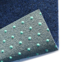 Querschnitt eines flachen, mehrschichtigen Teppichs in Blau auf weißem Hintergrund, die Kantenstruktur ist deutlich sichtbar.