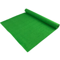 Grüne Kunstrasenrolle mit der Angabe Erhältlich in 2 Breiten auf dem Etikett; im Vordergrund eine Nahaufnahme des Rasens mit einem Pfeil und dem Hinweis auf eine Höhe von 5 Millimetern.