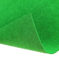 Ein einzelner, horizontal verlaufender grüner Filzstab vor weißem Hintergrund.
