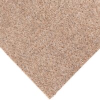 Nahaufnahme eines braunen Nadelfilzes mit grünen Noppen. Beschriftungen weisen auf folgende Produkteigenschaften hin: extra weicher Nadelfilz mit 960 Gramm pro Quadratmeter, schnelle Trocknung durch hohe Wasserdurchlässigkeit, kein Nässestau dank Noppen, Material besteht zu 50 Prozent aus Polyester und 50 Prozent aus Polypropylen, Gesamtdicke 8 Millimeter.