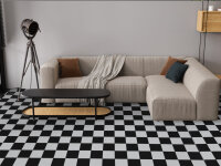 Wohnzimmer mit hellem, holzfarbenem Boden, beigefarbenem Sofa, Ohrensessel und Hocker sowie einer grauen Kommode vor großen Fenstern mit Blick ins Grüne. Auf dem Bild steht der Text „Langanhaltende schöne Optik“ und „Einfach feucht oder trocken zu reinigen“.
