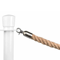 Nahaufnahme eines weißen Absperrpfostens, an dem mit einem Metallhaken ein naturfarbenes, dickes Hanfseil befestigt ist; das Seil dient als Absperrung.