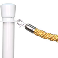 Weiße Absperrständerpfosten mit Aufsatzkappe, daran befestigt ein goldenes, geflochtenes Absperrseil mit silbernem Haken.