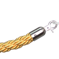 Nahaufnahme eines goldfarbenen, geflochtenen Absperrseils mit silbernem Metallverschluss und Ringhaken vor weißem Hintergrund.