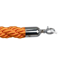 Nahaufnahme eines orangefarbenen, geflochtenen Absperrseils mit silbernem Haken am Ende, freigestellt vor weißem Hintergrund.