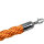 Nahaufnahme eines orangefarbenen, geflochtenen Absperrseils mit glänzendem, silbernem Metallverschluss und Haken vor weißem Hintergrund.