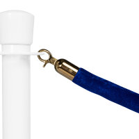 Nahaufnahme eines weißen Absperrpfostens, an dem ein blaues Samtband mit goldenem Haken befestigt ist, vor weißem Hintergrund.