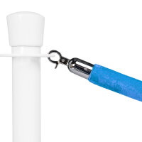 Ein weißer Absperrpfosten mit rundem Kopf, an dem ein blaues, samtbezogenes Seil mit silbernem Haken befestigt ist.