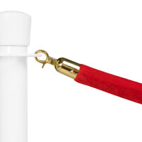 Rotes Absperrseil mit goldenem Haken ist an einem weißen Pfosten befestigt, Detailansicht gegen weißen Hintergrund.
