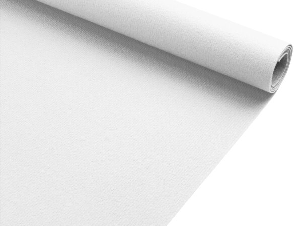 Eine aufgerollte weiße Teppichbahn liegt ausgebreitet, davor sind zahlreiche kleine Teppichmuster in verschiedenen Farben fächerförmig angeordnet, darunter Blau-, Grün-, Gelb-, Rot-, Braun- und Grautöne.
