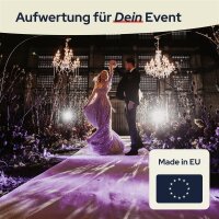 Ein elegant gekleidetes Paar tanzt auf einem festlich beleuchteten Laufsteg, umgeben von Blumen und zwei Kronleuchtern, darüber der Text „Aufwertung für Dein Event“. Unten rechts ist das EU-Symbol mit dem Schriftzug „Made in EU“ zu sehen.