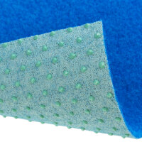 Eine Hand hält ein gelbes Teppichmesser und schneidet damit einen grünen Kunstrasen. Oben steht der Text „Einfach zu Verlegen“, unten links ein roter Kreis mit dem Text „Mit dem Messer schneidbar“.