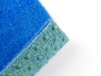 Grüner Kunstrasen mit aufgekanteter Ecke zeigt die Unterseite mit weißen Noppen gegen Nässe; Text: „Wasserdurchlässig für schnelles Trocknen“ und Hinweis „Noppen gegen Nässestau“.