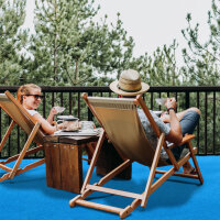 Das Bild zeigt eine Collage aus vier Fotos mit dem Titel „Geeignet für viele Außenbereiche“. Zu sehen sind ein Balkon oder eine Terrasse mit Gartenmöbeln und einem Teppich, ein Nahaufnahmebild eines Outdoor-Teppichs, ein Vorzeltteppich vor einem Wohnmobil mit Campingstühlen sowie eine Pool-Unterlage unter einem blauen Aufstellpool im Garten. Die jeweiligen Einsatzorte werden unter den Bildern beschriftet: „Balkon und Terrasse“, „Outdoor Teppich“, „Vorzeltteppich“ und „Pool-Unterlage, uvm“.