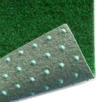 Querschnitt durch eine dünne grüne Kunstrasenmatte auf weißem Hintergrund, deutlich sind einzelne Wassertröpfchen an der unteren Kante des Rasens erkennbar.