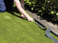 Bild mit Text „Geeignet für viele Außenbereiche“. Darunter vier Fotos: oben links Balkon und Terrasse mit Gartenmöbeln auf Kunstrasen, oben rechts Kunstrasen im Garten neben einem weißen Zaun, unten links Zierfläche mit Kunstrasen in Holzrahmen und Steinen eingefasst, unten rechts runde Aufstellpool-Unterlage aus Kunstrasen, Luftaufnahme. Darunter die Beschriftungen: „Balkon und Terrasse“, „Garten“, „Zierflächen“, „Pool-Unterlage, uvm“.