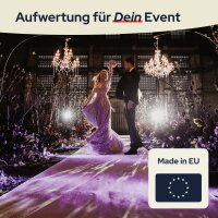 Ein elegant gekleidetes Paar tanzt auf einem festlich beleuchteten Laufsteg, umgeben von Blumen und zwei Kronleuchtern, darüber der Text „Aufwertung für Dein Event“. Unten rechts ist das EU-Symbol mit dem Schriftzug „Made in EU“ zu sehen.