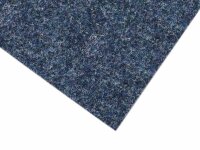 Ausschnitt einer blauen Filzplatte mit melierter Oberfläche, leicht schräg im Bild angeordnet. Die Oberfläche wirkt rau und besteht aus vielen feinen, ineinander verschlungenen Fasern. Der Hintergrund ist weiß.