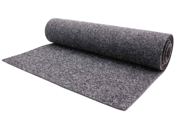 Eine graue Filzrolle liegt teilweise ausgerollt auf einer weißen Fläche. Die Textur des Filzmaterials ist deutlich zu erkennen.