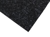 Nahaufnahme einer schwarzen, strukturierten Filzplatte, die diagonal im Bild liegt. Die Oberfläche zeigt feine, hellere Fasern und eine unregelmäßige, wolkige Textur.