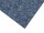 Ausschnitt einer blauen, melierten Teppichoberfläche mit grober, faseriger Struktur, diagonal ins Bild gelegt auf weißem Hintergrund.