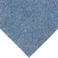 Nahaufnahme einer grün-blauen Teppichmatte mit Noppenstruktur. Text beschreibt die Produkteigenschaften: Extra weicher Nadelfilz mit 960 g/m², schnelle Trocknung durch hohe Wasserdurchlässigkeit, kein Nässestau dank Noppen, 8 mm Gesamthöhe, Material aus 50% Polyester und 50% Polypropylen. Abgebildet sind Icons zu den jeweiligen Eigenschaften.