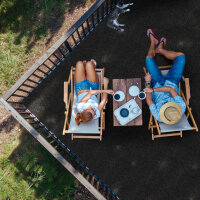 Drei verschiedenfarbige Teppichrollen (grau, blau, grün) sind auf einem dunklen Holzboden ausgelegt. Jede Rolle ist unterschiedlich breit: 1,33 Meter, 2,00 Meter und 4,00 Meter. Oben steht in großer Schrift „Viele Farben und Größen.“ In einem roten Kreis rechts steht: „In drei Breiten verfügbar.“