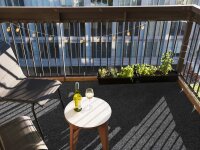 Das Bild zeigt eine Collage aus vier Fotos mit dem Titel „Geeignet für viele Außenbereiche“. Zu sehen sind ein Balkon oder eine Terrasse mit Gartenmöbeln und einem Teppich, ein Nahaufnahmebild eines Outdoor-Teppichs, ein Vorzeltteppich vor einem Wohnmobil mit Campingstühlen sowie eine Pool-Unterlage unter einem blauen Aufstellpool im Garten. Die jeweiligen Einsatzorte werden unter den Bildern beschriftet: „Balkon und Terrasse“, „Outdoor Teppich“, „Vorzeltteppich“ und „Pool-Unterlage, uvm“.