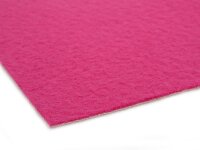 Ausschnitt einer flachen, rechteckigen Filzplatte in kräftigem Pink mit leicht strukturierter, weicher Oberfläche auf weißem Hintergrund.