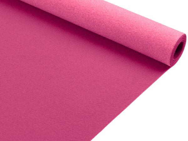 Eine teilweise ausgerollte, pinkfarbene Yogamatte auf weißem Hintergrund.