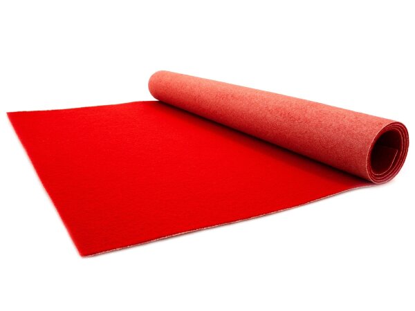 Teilweise ausgerollter, leuchtend roter Teppich auf weißem Hintergrund.